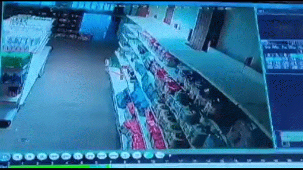 لحظه وقوع زلزله در یکی از فروشگاه های شهرستان کوهرنگ
