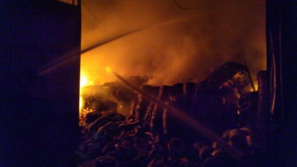 آتش سوزی گسترده در انبار 1200 متری جنوب تهران